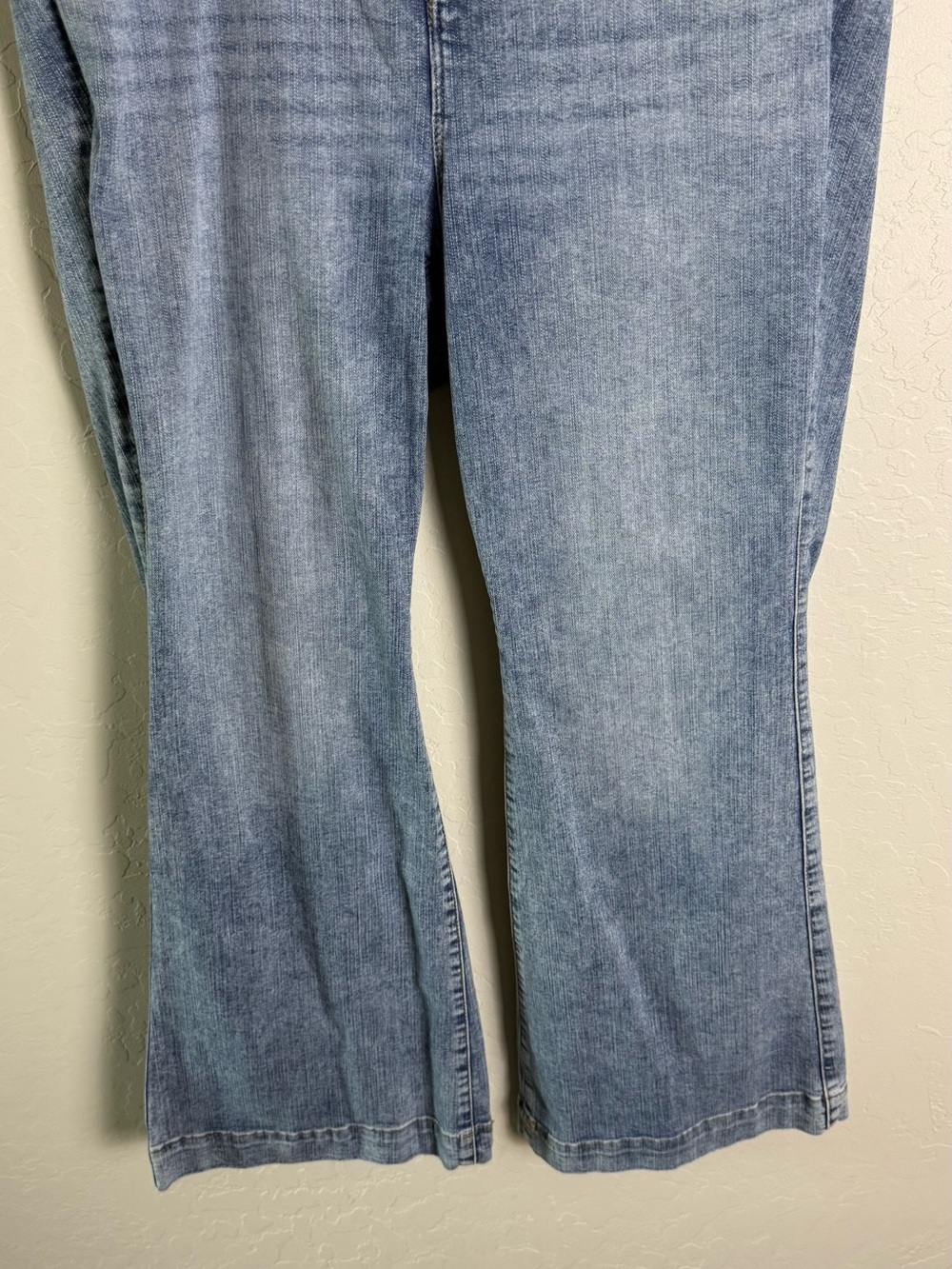 Torrid Bombshell High Rise Flare Jean 14S Short 13674254 - Picture 4 of 16